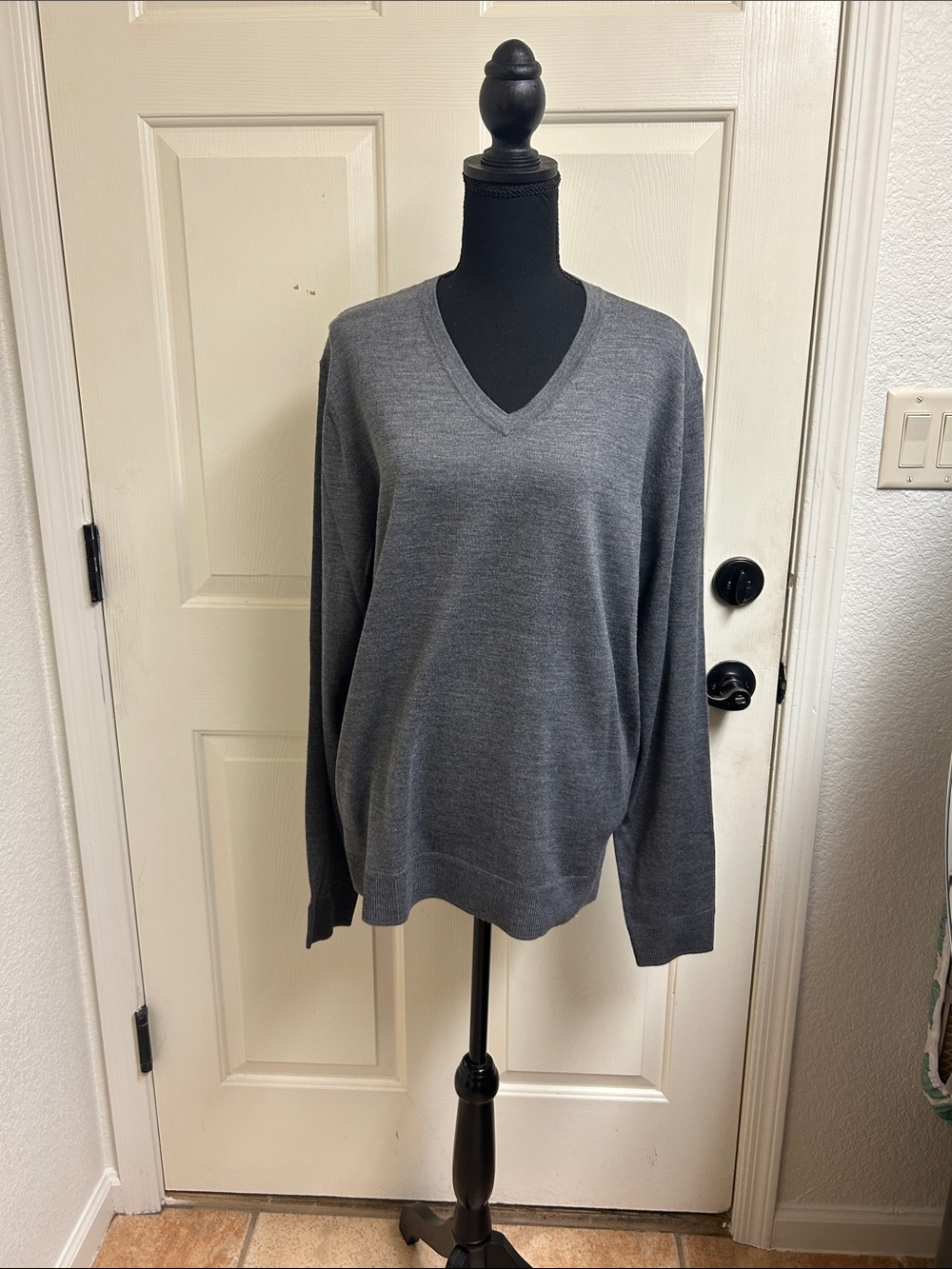 MURANO Modern Performance wool V-neck sweater, Gray, Size Large, EUC